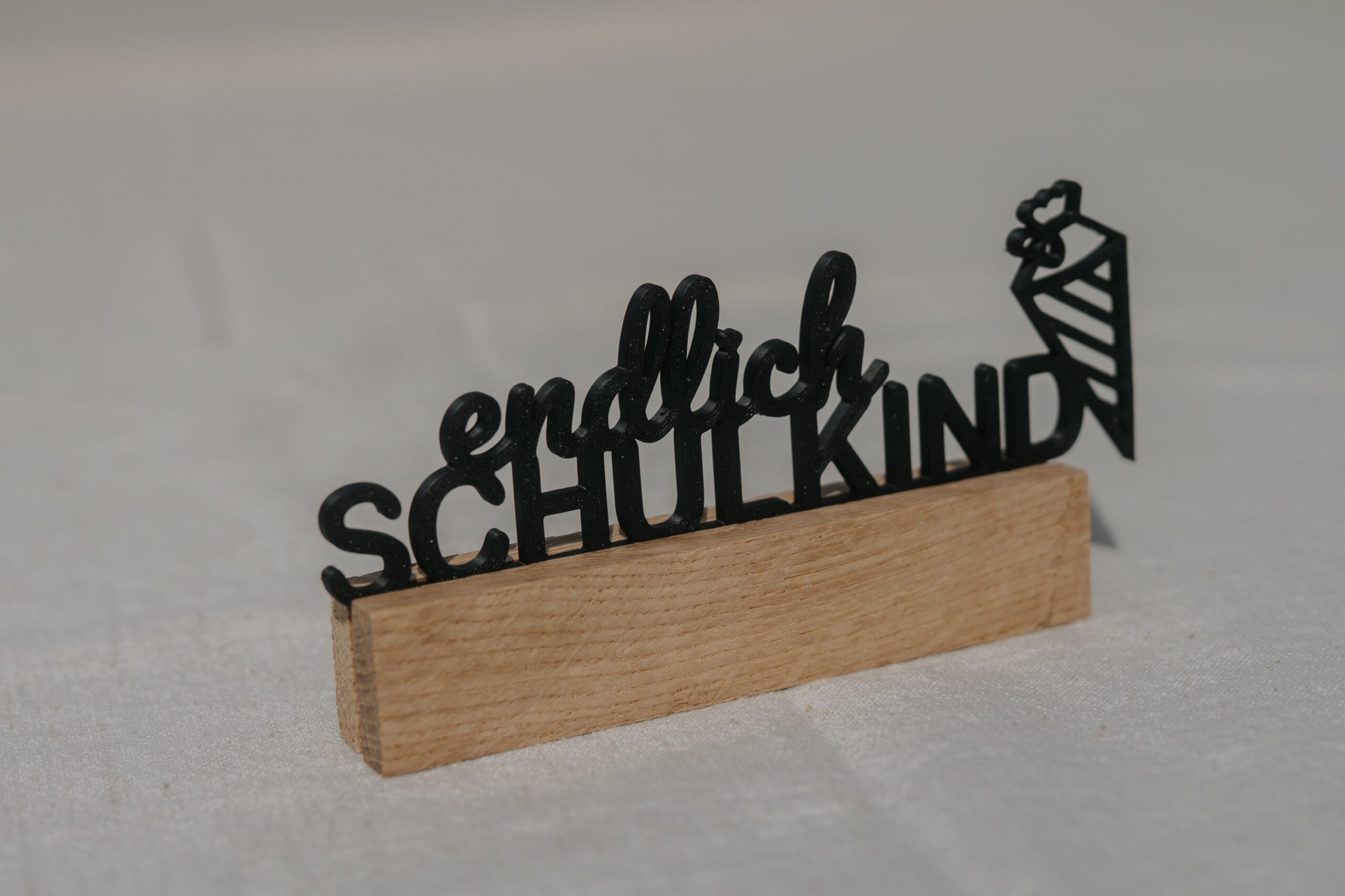 Schulkind Schriftzug mit Holzständer (3D Druck) – Bild 3